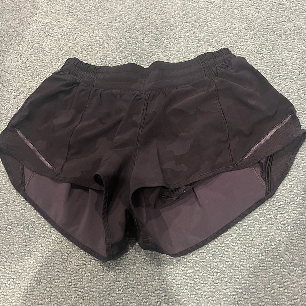 Black camouflage Lululemon shorts low rise 2.5 inches size 6